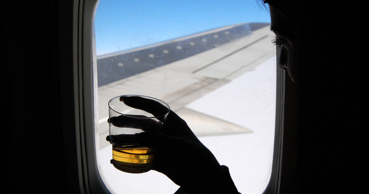 THE DOS AND DON’TS OF BRINGING ALCOHOL ON A FLIGHT